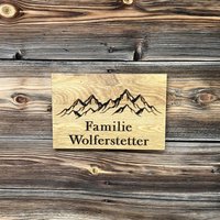 Haustürschild Personalisiert Mit Familienname Und Einer Bergkette Aus Eichenholz | Berglandschaft Gebirge Eingangsdekoration von TolinaHolzmanufaktur