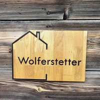 Haustürschild Personalisiert Mit Familienname Und Einer Häuserkontur Aus Eichenholz, Haustüre, Eingangsdekoration von TolinaHolzmanufaktur