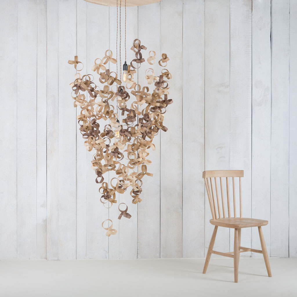 Tom Raffield - Flock Chandelier - Kronleuchter aus Holz in 3 Größen von Tom Raffield