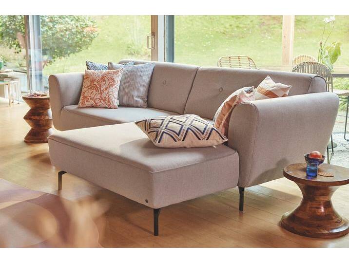 TOM TAILOR HOME Ecksofa NEW WAVE, breite Chaiselongue hellgrauer Webstoff TBO39, Stylischer Retrolook mit Kopfheftung und Keder. Schwarze Metallfüße von Tom-Tailor