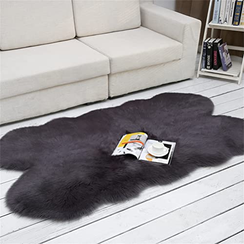 Tomifine Lammfell Schaffell Teppich Faux Fell Teppich Flauschig Kunstfell Teppiche Dekofell Unregelmäßig Bettvorleger Weiche Bodenmatte Sofa Matte (60 x 120 cm,Schwarz) von Tomifine
