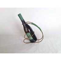 Vintage 50Er Flaschenhalter Für Weinflaschen Aus Messing Mit Grünem Kunststoffgriff Flaschenständer von TomkesTudelkram