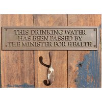 Dieses Trinkwassser Wurde Vom Gesundheitsminster Bestanden. Lustiger Wasserhahn, Brunnen Oder Schabernack Wandrelief. Kalt Gießen Bronze Harz Dieses Trinkwassser Wurde Vom Gesundheitsminster Bestanden. Lustiger Wasserhahn, Brunnen Oder Schabernack Wandrelief. Kalt Gießen Bronze Harz von TomsNewOldThings