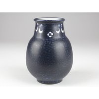 Blau Weiße Keramik Vase, Matte Blaue Glasur, Weißes Dekor, Westdeutsche Keramik, Mid Century Vase von TomsVintageSalon