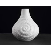 Weiße Op Art Bisque Vase Von Royal Kpm, Mid Century Deutsches Vintage Porzellan Aus Den 70Er Jahren von TomsVintageSalon