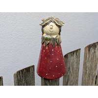 Erdbeermädchen Lilith, Zaunhocker, Zaunsitzer, Gartendeko, Sommerdeko Erdbeermädchen Lilith, Zaunhocker, Zaunsitzer, Gartendeko, Sommerdeko von Tongestalten