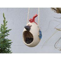 Futterhäuschen Wildes Hühnchen, Vogelfutterhaus, Meisenfutter, Winterfutter Futterhäuschen Wildes Hühnchen, Vogelfutterhaus, Meisenfutter, Winterfutter von Tongestalten