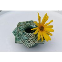 Kleine Vase Für Den Kleinen Blumenstrauß Kleine Vase Für Den Kleinen Blumenstrauß von Tongestalten