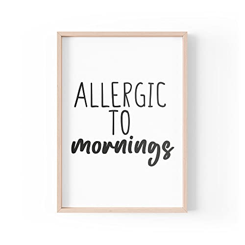 Lustiger Zitat Druck | Home Prints | Allergic To Mornings | Ästhetisches Wandkunst-Zitat Schlafzimmer Lazy | A4 A3 A5 *Rahmen nicht im Lieferumfang enthalten * - PBH161 von Tongue in Peach