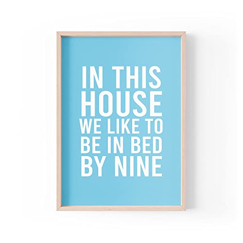Lustiger Zitat Druck | Home Prints | In This House We Like To Be In Bed By 9 | Ästhetische Wandkunst | A4 A3 A5 *Rahmen nicht im Lieferumfang enthalten * - PBH88 von Tongue in Peach