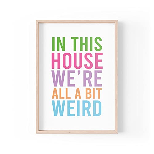 Lustiger Zitat Druck | Home Prints | In This House We're All A Bit Weird | ästhetische Wandkunst Familie | A4 A3 A5 *Rahmen nicht im Lieferumfang enthalten * - PBH87 von Tongue in Peach