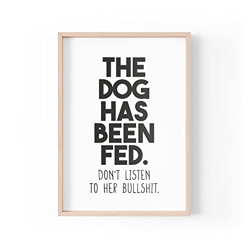 PBH35 Druck mit lustigem Zitat, Aufschrift "The Dog Has Been Fed Don't Listen To Her Bull", A4, A3, A5, Rahmen nicht im Lieferumfang enthalten von Tongue in Peach