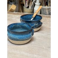 Auf Der Töpferscheibe Gedrehte Blau Glasierte Schale Z.b. Zum Überbacken Mit Zwiebelsuppe von Tonklumpen