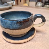 Blaue Teetasse Oder Kaffeetasse Mit Unterteller von Tonklumpen