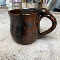 Braun Glasierte Teetasse/Kaffeetasse Mit Daumenauflage Braun Glasierte Teetasse/Kaffeetasse Mit Daumenauflage von Tonklumpen