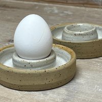 Drei Eierbecher Gerade Form Auf Der Töpferscheibe Gedreht Weiß Glasiert Drei Eierbecher Gerade Form Auf Der Töpferscheibe Gedreht Weiß Glasiert von Tonklumpen