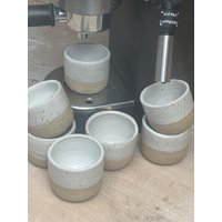 Espressotasse Weiß Glasiert Schlichte Gerade Form von Tonklumpen