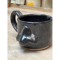Nasen Tasse Aus Schwarz Glasiert Unikat von Tonklumpen