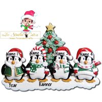 Weihnachtsanhänger Winter Pinguin Baum Familie Mit 4 Freunden/Kollegen - Personalisiert + Kostenloser Versand Weihnachtsanhänger Winter Pinguin Baum Familie Mit 4 Freunden/Kollegen - Personalisiert + Kostenloser Versand von TooStinkinCuteGifts