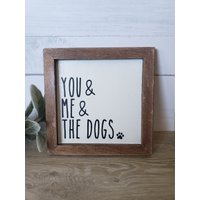 Du, Ich Und Die Hunde Zeichen | Gerahmtes Holzschild Rustikales Bauernhaus Schild Wanddekoration Wohnkultur Hundeliebhaber Geschenk Für Du, Ich Und Die Hunde Zeichen | Gerahmtes Holzschild Rustikales Bauernhaus Schild Wanddekoration Wohnkultur Hundeliebhaber Geschenk Für von TootieandBugs
