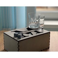 Personalisiertes Glas-Set, Wodka Shot Und Großes Whiskyglas Mit Whiskysteinen, Benutzerdefiniertes Glasgeschenk, Trauzeuge Geschenk, Geschenk Für Ihn von TopPresentForYou