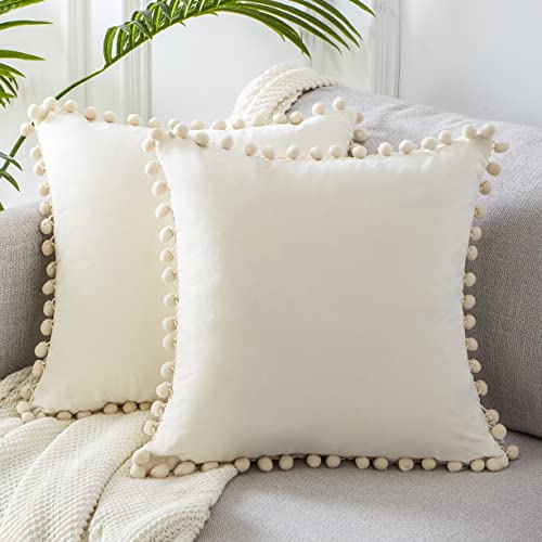 Topfinel 2er Set Weihnachten Samt Kissen mit Pompoms Einfarbig Kissenbezüge Dekorative Kissenhülle Kopfkissen Sitzkissen Dekokissen Couchkissen für Sofa Schlafzimmer Büro Auto 45X45cm Sahne von Topfinel