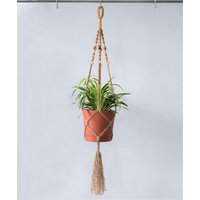 Makramee Blumenampel, Hängeampel, Zimmerpflanzenhalter, Rustikale Wohnkultur, Zimmerpflanze, Holzperle, Metallhaken, Juteschnur Makramee Blumenampel, Hängeampel, Zimmerpflanzenhalter, Rustikale Wohnkultur, Zimmerpflanze, Holzperle, Metallhaken, Juteschnur von TortueCrafts