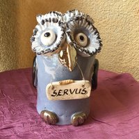 Eule Mit Schild „Servus" Eule Mit Schild „Servus" von Toscati