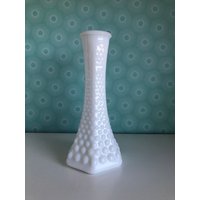 Hobnail Milchglas Vase, Weiße Glas Sechseckige E.o. Brody Co. Cleveland Ohio von TotallyRadicalRetro