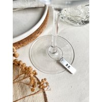 Personalisierte Silber Initialen Weinglas Charms - Hochzeit & Dinner Party Gedecke von TotesYours