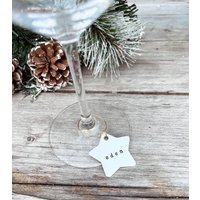 Personalisierte Stern Name Weinglas Charms Ringe - Hand Gestempelt Festliche Weihnachten Benutzerdefinierte Ortsnamen Silber Tisch Dekor von TotesYours