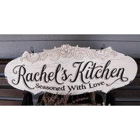 Bauernhaus Küche Namensschild-Gemütliches Küchenschild - Moms Kitchen Holzschild-Landhaus-Küchenschild-Rustikales Küchenschild von TouchOfJoyDesigns