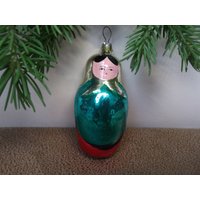 Glasfarbige Matroschka Im Retro-Stil Für Festliche Stimmung. Weihnachtsschmuck von TouchTheOld