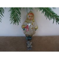 Mädchen Mit Fahne 1.mai. Seltenes Sammlerstück Der Sowjetunion. Vintage-Weihnachtsbaum-Glasanhänger von TouchTheOld