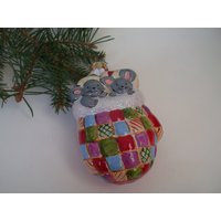 Maus in Küchenhandschuhen. Ausgefallene Verzierung. Kunterbunte Armstulpen. Handgemachte Weihnachtsbaum Dekoration Aus Glas Maus in Küchenhandschuhen. Ausgefallene Verzierung. Kunterbunte Armstulpen. Handgemachte Weihnachtsbaum Dekoration Aus Glas von TouchTheOld