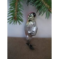 Papagei Mit Baumwolle. Assistenzärztin. Papageienhelfer. Vintage-Weihnachtsbaum-Glasanhänger von TouchTheOld