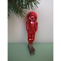 Roter Raumfahrer. Kosmonaut Im Raumanzug. Vintage-Weihnachtsbaum-Glasanhänger von TouchTheOld
