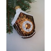 Weihnachtliche Hausuhr. Handgemachte Weihnachtskugel. Weihnachtsbaum Dekoration Aus Glas Weihnachtliche Hausuhr. Handgemachte Weihnachtskugel. Weihnachtsbaum Dekoration Aus Glas von TouchTheOld
