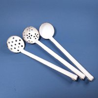 Vintage Weiße Emaille Küchenutensilien Set Schöpfkelle, Löffel, Sieb | 16 cm von ToylandFinds