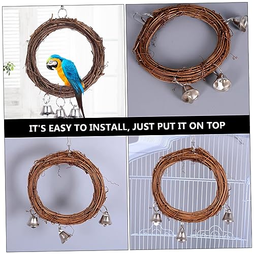 Toyvian Papageien Rattan Schaukel mit Glocken Robustes Kletterspielzeug aus Natur Rattan Einfache Installation Langlebig und Spielerisch für Vögel Wie Wellensittiche und Zufällige Farbe von Toyvian