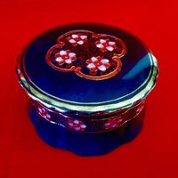 Dunkelblaue Porzellankommode Mit Handbemalten Rosa Blumen Und Goldzierleiste Vintage 1940Er Jahre Schmuckbox Made in Japan von TracyShort10