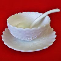 Matte Imperial Milchglass 3-Teiliges Condiment-Set Mit Gewelltem Rand Und Geprägtem Grapevine Design Vintage Milchglas von TracyShort10