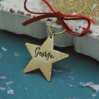 Weihnachtsstern-Verzierungs-Personalisierte Hand, Die Im Messing Gestempelt Wird Weihnachtsstern-Verzierungs-Personalisierte Hand, Die Im Messing Gestempelt Wird von TracyTayanDesigns