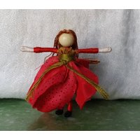 Rote Mini Blumenfee, Künstlerpuppe, 5 cm Puppe, Waldorf Sorgenpuppe von TracysGardenFairies
