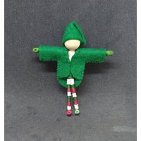 Weihnachtself - Grüne Handschuhe Weihnachtsmann Helfer Waldorfpuppe, Biegepuppe, Kunstpuppe, Sorgenpuppe, Kunstpuppe von TracysGardenFairies