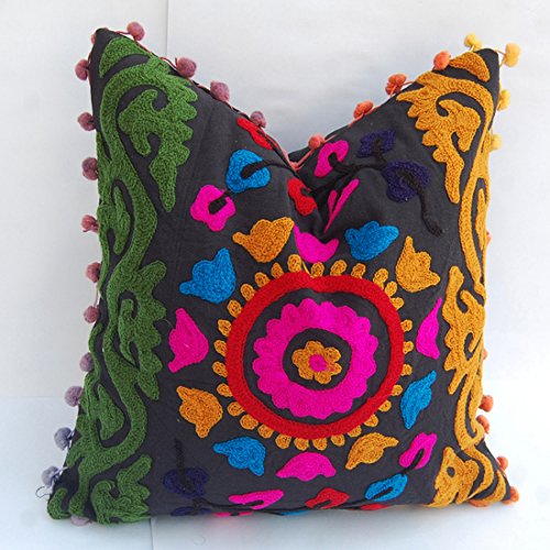 Bestickte indische Designer Kissenbezüge mit Suzani Touch Heimtextilien Kissenbezüge aus Baumwolle Sofakissen Abdeckung Pom Poms (1) von Traditional Jaipur