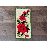Vintage Latch Hook Teppich Wandkunst, Rote Blumen, Bereit Zum Aufhängen Gewebte Faser Wandbehang, Boho Wohnkultur Vintage Latch Hook Teppich Wandkunst, Rote Blumen, Bereit Zum Aufhängen Gewebte Faser Wandbehang, Boho Wohnkultur von Trashtiques