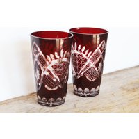 Vintage Ruby Cut To Clear Gläser, 4, 25 "Großes 2Er-Set, Cranberry Red Barware Um 1960Er Jahre Hergestellt in Der Ehemaligen Tschechoslowakei Vintage Ruby Cut To Clear Gläser, 4, 25 "Großes 2Er-Set, Cranberry Red Barware Um 1960Er Jahre Hergestellt in Der Ehemaligen Tschechoslowakei von Trashtiques