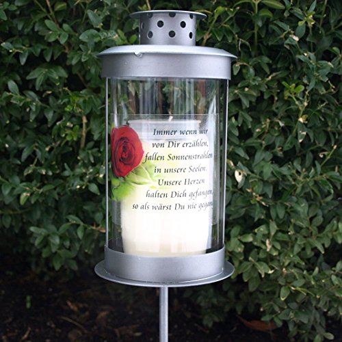 Grablaterne rund mit Stecker inklusiv Grablicht und Trauerspruch. aus Metall, Silbergrau Grablaterne rund mit Stecker inklusiv Grablicht und Trauerspruch. aus Metall, Silbergrau von Trauer-Shop