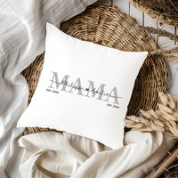 Personalisiertes Mama Kissen | Mom Mit Geburtsjahr Und Namen Geschenk Geburt Werdende Mütter |Babyparty |Muttertag |Geschenk Mama Personalisiertes Mama Kissen | Mom Mit Geburtsjahr Und Namen Geschenk Geburt Werdende Mütter |Babyparty |Muttertag |Geschenk Mama von TraumFabriikGifts